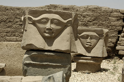 Gesichter in Dendera, Copyright Stefanie M&ouml;hrle